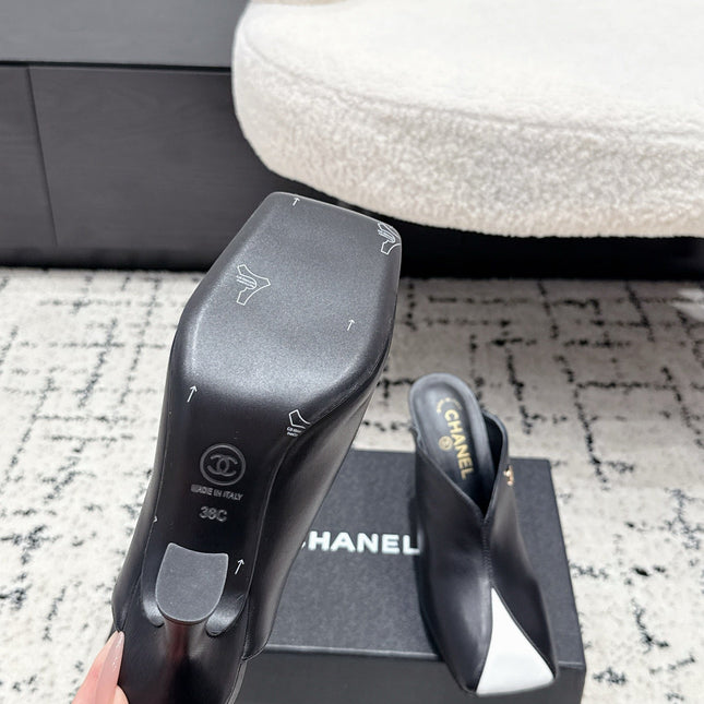 CHANEL 26S SQUARE-TOE HEELED MULES 95 MM IN BLACK MIX WHITE LAMBSKIN