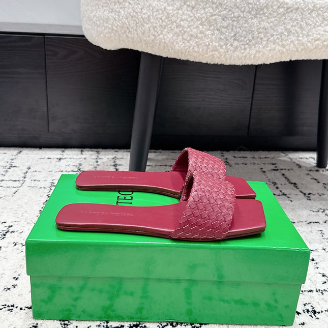 BOTTEGA VENETA 26S SQUARE-TOE WOVEN-STRAP SANDALS IN RED LAMBSKIN