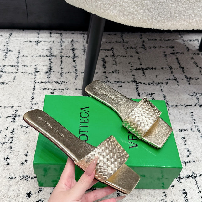 BOTTEGA VENETA 26S SQUARE-TOE WOVEN-STRAP SANDALS IN GOLD LAMBSKIN