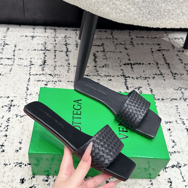 BOTTEGA VENETA 26S SQUARE-TOE WOVEN-STRAP SANDALS IN BLACK LAMBSKIN