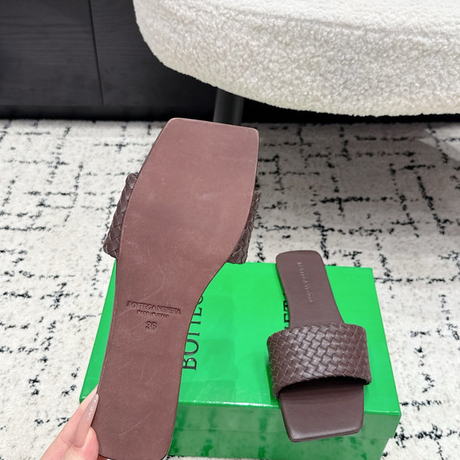 BOTTEGA VENETA 26S SQUARE-TOE WOVEN-STRAP SANDALS IN DARK BROWN LAMBSKIN