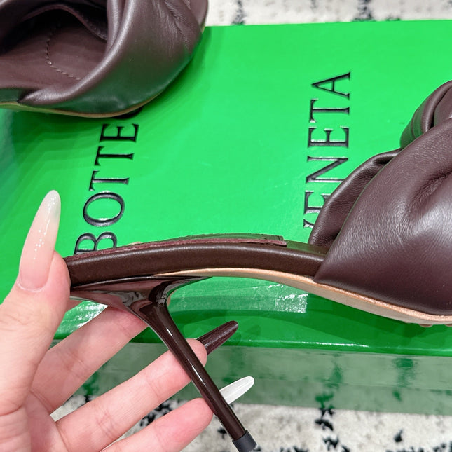 BOTTEGA VENETA 26S TWIST-STRAP HIGH-HEEL SANDALS 90 MM IN DARK BROWN LAMBSKIN
