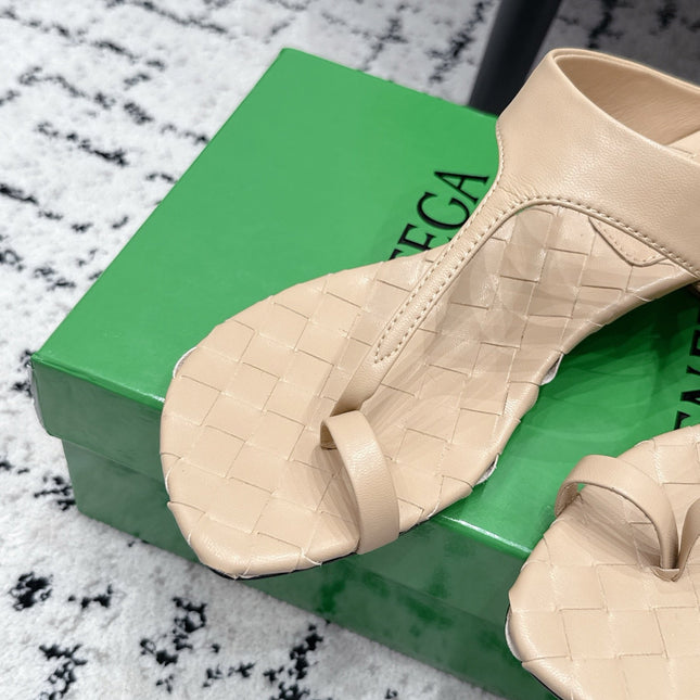BOTTEGA VENETA 26S HIGH-HEEL THONG SANDALS 40 MM IN BEIGE CALFSKIN