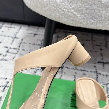 BOTTEGA VENETA 26S HIGH-HEEL THONG SANDALS 40 MM IN BEIGE CALFSKIN