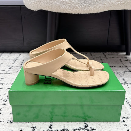 BOTTEGA VENETA 26S HIGH-HEEL THONG SANDALS 40 MM IN BEIGE CALFSKIN