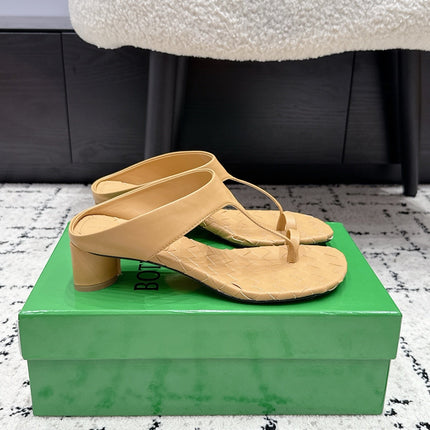 BOTTEGA VENETA 26S HIGH-HEEL THONG SANDALS 40 MM IN DARK BEIGE CALFSKIN
