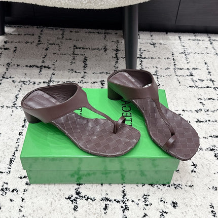 BOTTEGA VENETA 26S HIGH-HEEL THONG SANDALS 40 MM IN DARK BROWN CALFSKIN