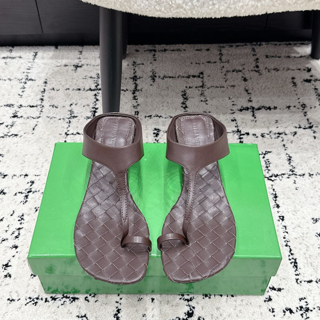 BOTTEGA VENETA 26S HIGH-HEEL THONG SANDALS 40 MM IN DARK BROWN CALFSKIN