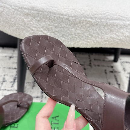 BOTTEGA VENETA 26S HIGH-HEEL THONG SANDALS 40 MM IN DARK BROWN CALFSKIN