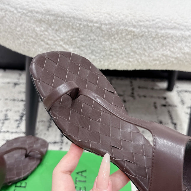 BOTTEGA VENETA 26S HIGH-HEEL THONG SANDALS 40 MM IN DARK BROWN CALFSKIN