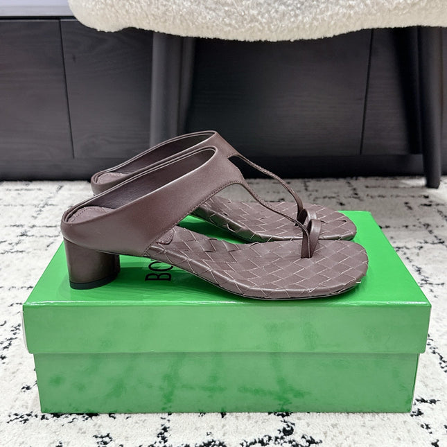 BOTTEGA VENETA 26S HIGH-HEEL THONG SANDALS 40 MM IN DARK BROWN CALFSKIN
