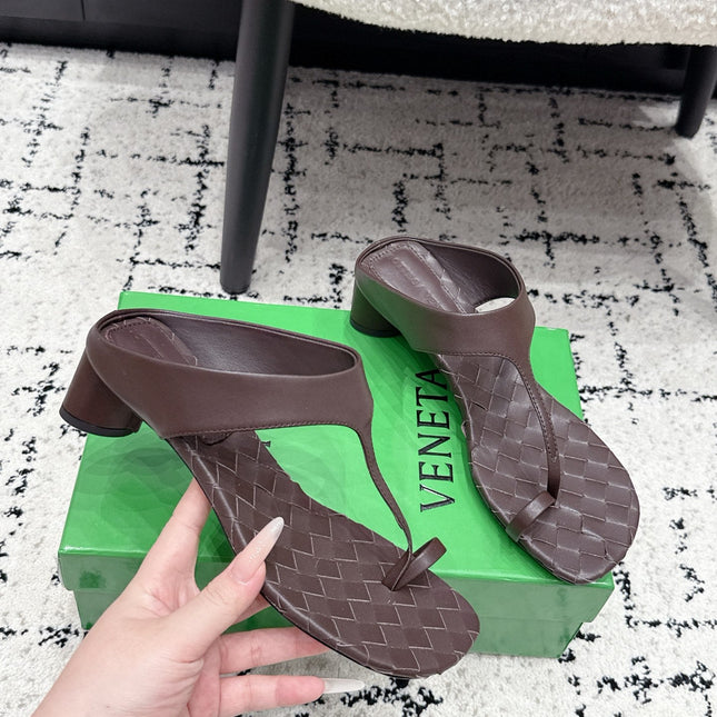 BOTTEGA VENETA 26S HIGH-HEEL THONG SANDALS 40 MM IN DARK BROWN CALFSKIN