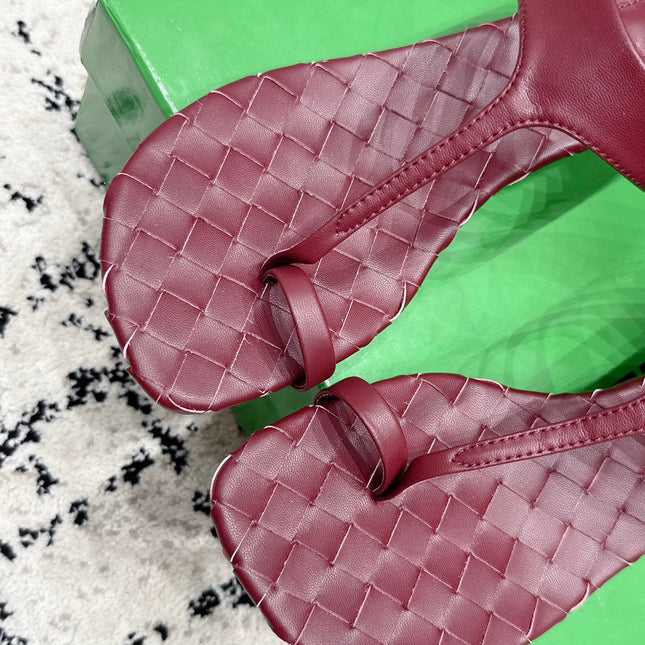 BOTTEGA VENETA 26S HIGH-HEEL THONG SANDALS 40 MM IN DARK RED CALFSKIN