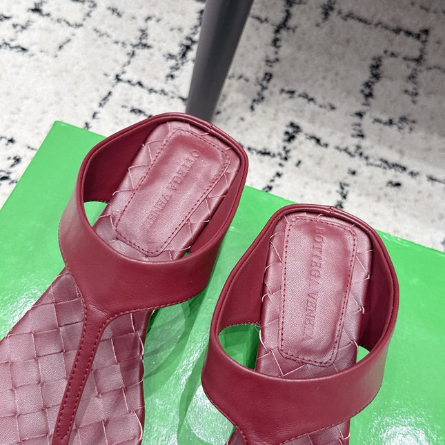 BOTTEGA VENETA 26S HIGH-HEEL THONG SANDALS 40 MM IN DARK RED CALFSKIN