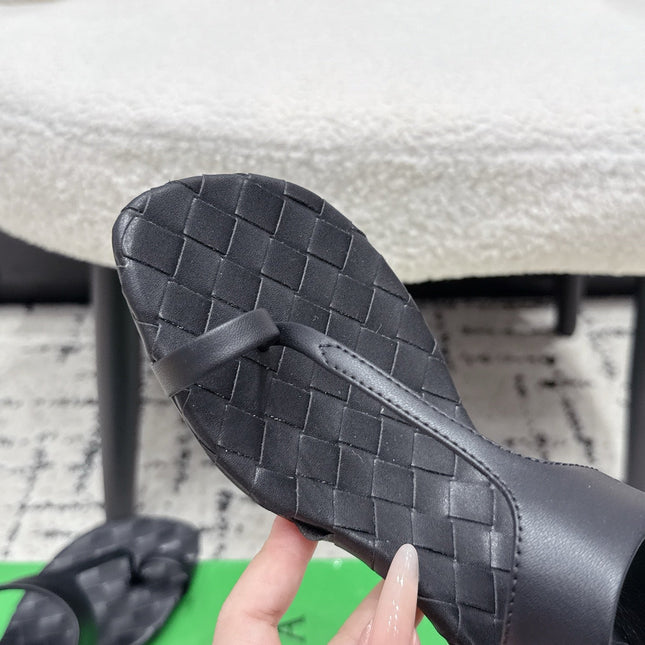 BOTTEGA VENETA 26S HIGH-HEEL THONG SANDALS 40 MM IN BLACK CALFSKIN