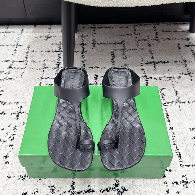 BOTTEGA VENETA 26S HIGH-HEEL THONG SANDALS 40 MM IN BLACK CALFSKIN