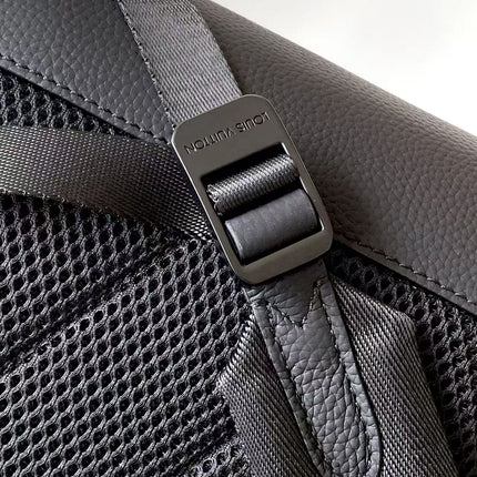 LV 26S FASTLINE BACKPACK 43 IN BLACK CALFSKIN