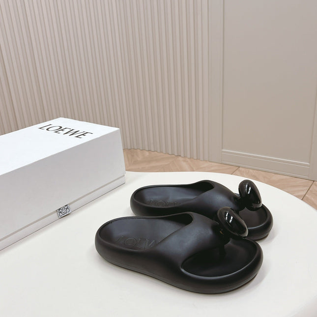 LOEWE 26S PEBBLE TOE-POST SLIDES IN BLACK EVA