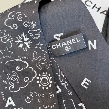 CHANEL 26S TWILLY SCARF 120 IN SILK 485185