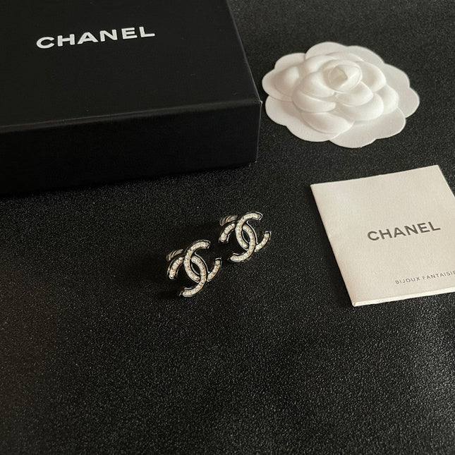 DOUBLE C STUD EARRINGS IN SILVER METAL WITH BLACK OUTLINE AND CRYSTALS INSIDE