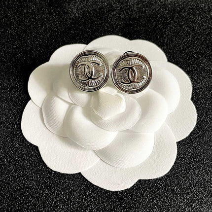 CHANEL 26S DOUBLE C LOGO ENGRAVED ROUND STUD EARRINGS IN SILVER METAL 629190