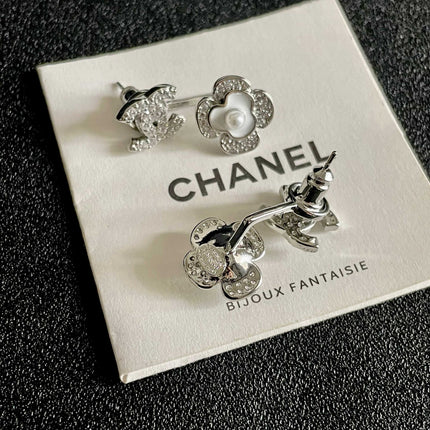 CHANEL 26S DOUBLE C LOGO CRYSTAL FLOWER PEARL STUD EARRINGS IN SILVER METAL 629159