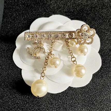 CHANEL 26S DOUBLE C LOGO CRYSTAL BAR PEARL DROP CHAIN BROOCH 629164
