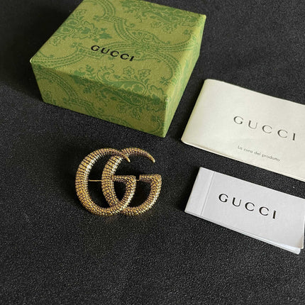 GUCCI 26S DOUBLE G LOGO TEXTURED STATEMENT BROOCH IN AGED GOLD TONE METAL 629062