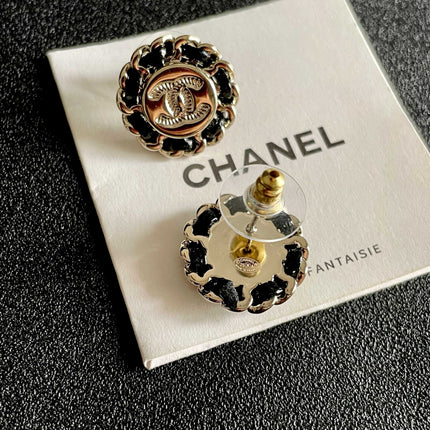 CHANEL 26S DOUBLE C LOGO BLACK ENAMEL FLORAL STUD EARRINGS IN GOLD METAL 629992