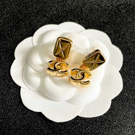 CHANEL 26S DOUBLE C LOGO QUILTED RECTANGULAR DROP EARRINGS IN GOLD METAL 630070