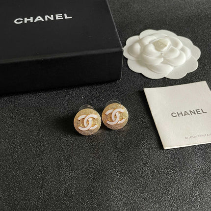 CHANEL 26S DOUBLE C LOGO WHITE ENAMEL TEXTURED ROUND STUD EARRINGS IN GOLD METAL 630072