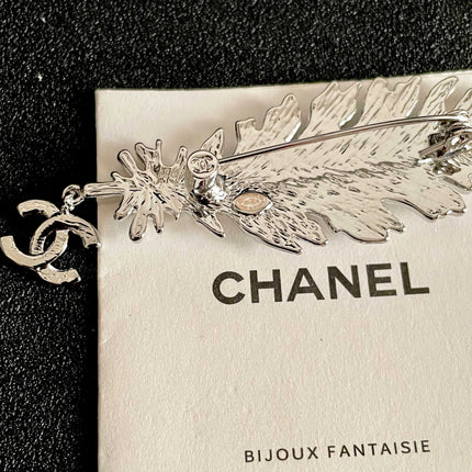 CHANEL 26S DOUBLE C LOGO CRYSTAL EMBELLISHED LEAF BROOCH IN SILVER METAL 630081