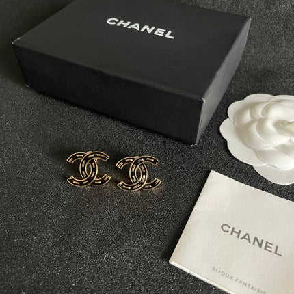 CHANEL 26S DOUBLE C LOGO BLACK ENAMEL STUD EARRINGS IN GOLD METAL 629902