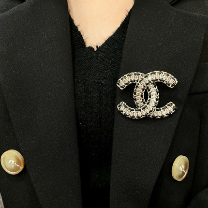 CHANEL 26S DOUBLE C LOGO CRYSTAL & BLACK CHAIN BROOCH IN GOLD METAL 629909
