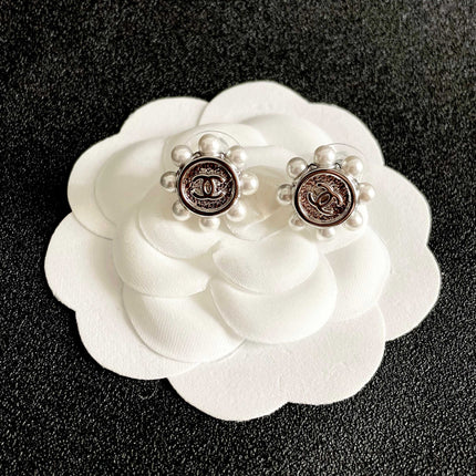 CHANEL 26S DOUBLE C LOGO PEARL TRIM ROUND STUD EARRINGS IN SILVER METAL 631020