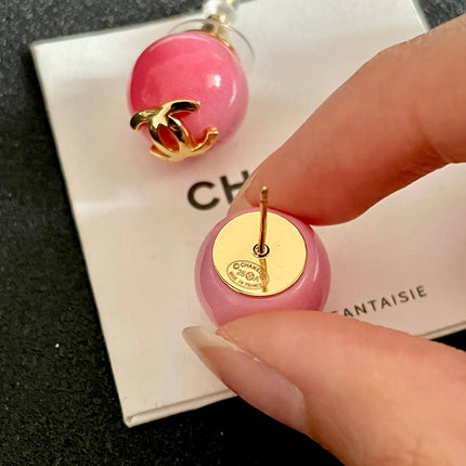 CHANEL 26S DOUBLE C LOGO PINK ENAMEL ROUND STUD EARRINGS IN GOLD METAL 631033