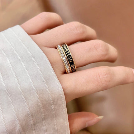 CD 26S CRYSTAL BAND LOGO RING IN GOLD TONE METAL 630811