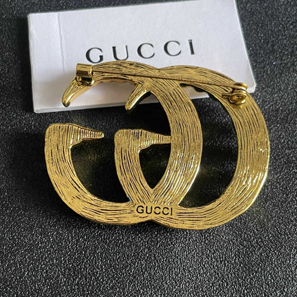 GUCCI 26S DOUBLE G LOGO PEARL EMBELLISHED STATEMENT BROOCH IN GOLD TONE METAL 631921