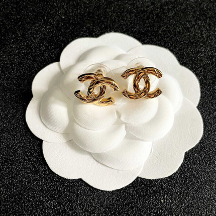 CHANEL 26S CHANEL CC LOGO WOVEN METAL STUD EARRINGS IN GOLD METAL 633305