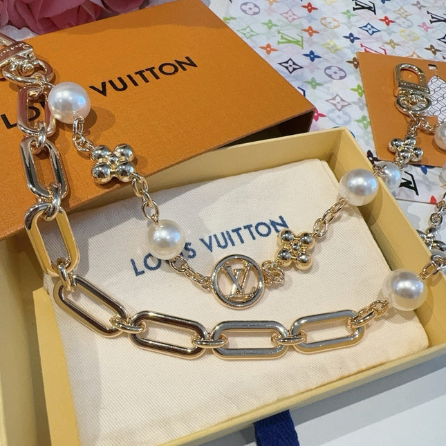 GOLD-TONE BAG CHAIN WITH PEARL DETAILS AND A LOGO CHARM