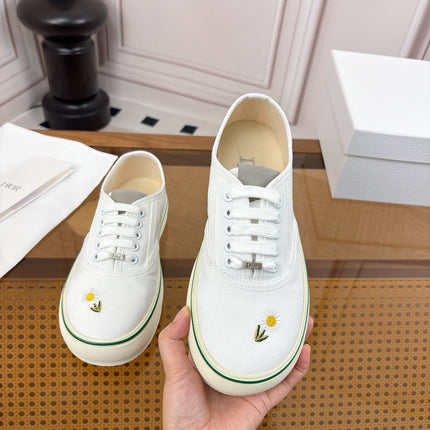 DIOR 26S LOW TOP SNEAKERS IN WHITE CANVAS WITH DAISY EMBROIDERY