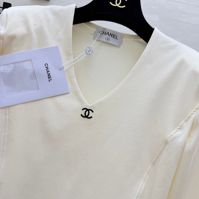 CHANEL 26S V-NECK SWEATSHIRT 974