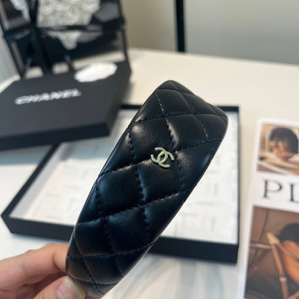 CHANEL 26S HEADBAND IN BLACK QUILTED LEATHER 503100