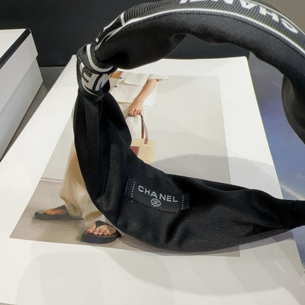 CHANEL 26S HEADBAND IN BLACK AND WHITE FABRIC 505314