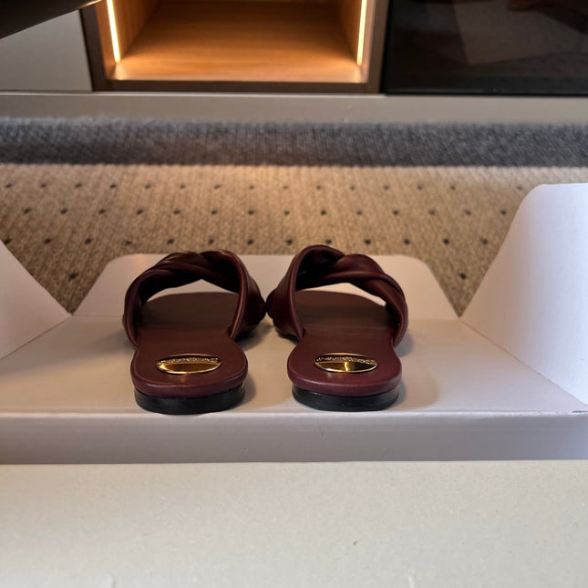 YSL 26S TWISTED-STRAP FLAT SANDALS IN DARK RED LAMBSKIN
