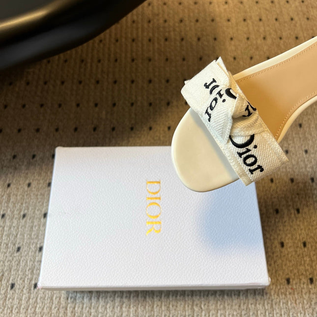 DIOR 26S DWAY SLIDE IN WHITE FABRIC AND LAMBSKIN