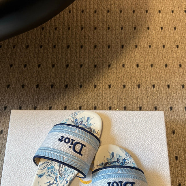 DIOR 26S SLIDES DWAY IN WHITE BLUE EMBROIDERED CANVAS WITH LOGO & FLORAL PRINT FOOTBED