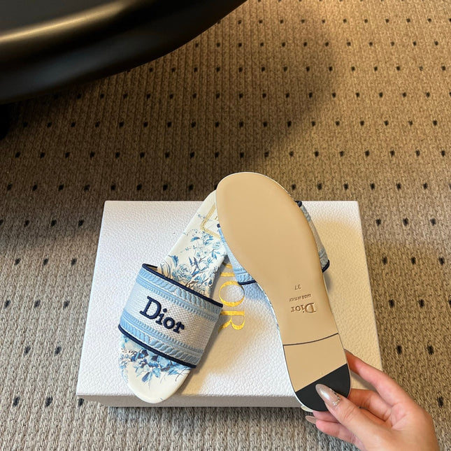 DIOR 26S SLIDES DWAY IN WHITE BLUE EMBROIDERED CANVAS WITH LOGO & FLORAL PRINT FOOTBED