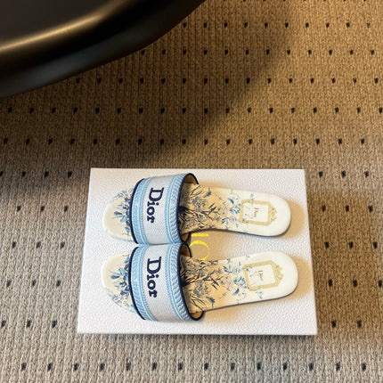 DIOR 26S SLIDES DWAY IN WHITE BLUE EMBROIDERED CANVAS WITH LOGO & FLORAL PRINT FOOTBED