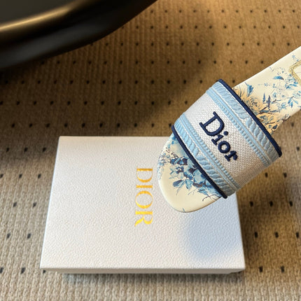 DIOR 26S SLIDES DWAY IN WHITE BLUE EMBROIDERED CANVAS WITH LOGO & FLORAL PRINT FOOTBED